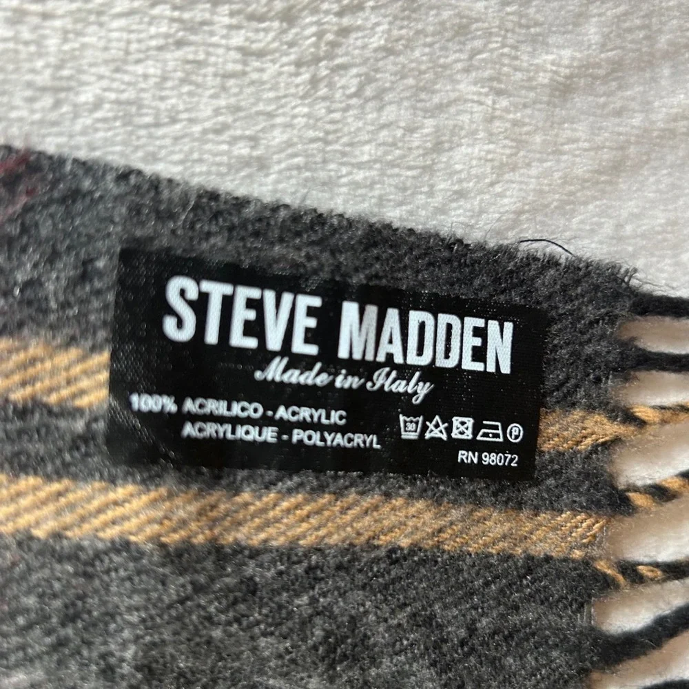 Steve Madden Plaid Scarf Acrylic Wool Blend Fringe Made in Italy‎ Gray Red Tan